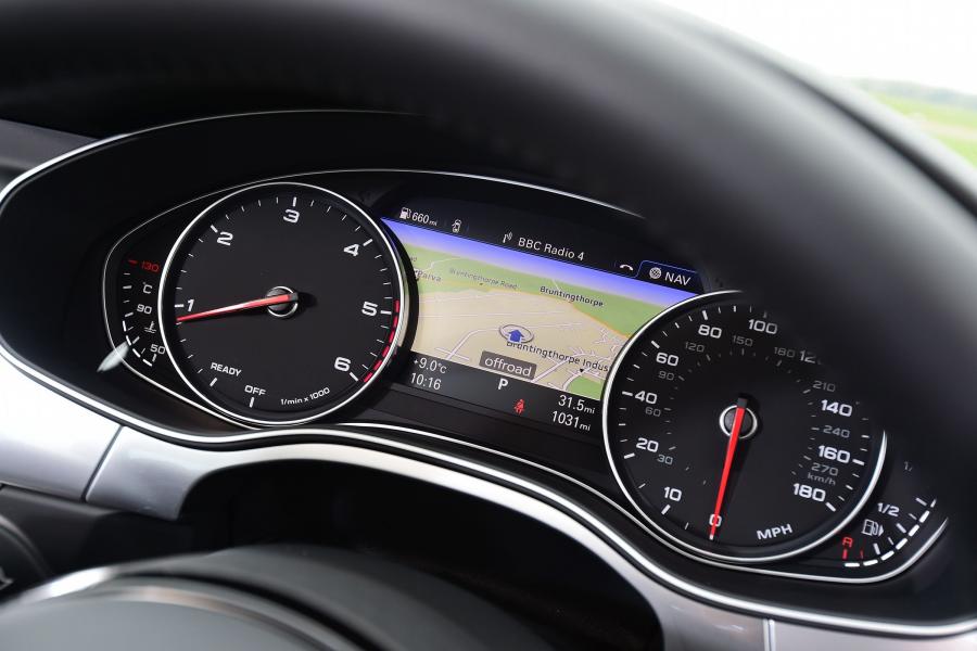 Панель приборов Audi A6 TDI Sedan (4G, C7) 2015 года  (UK) (фото 2 из 13)